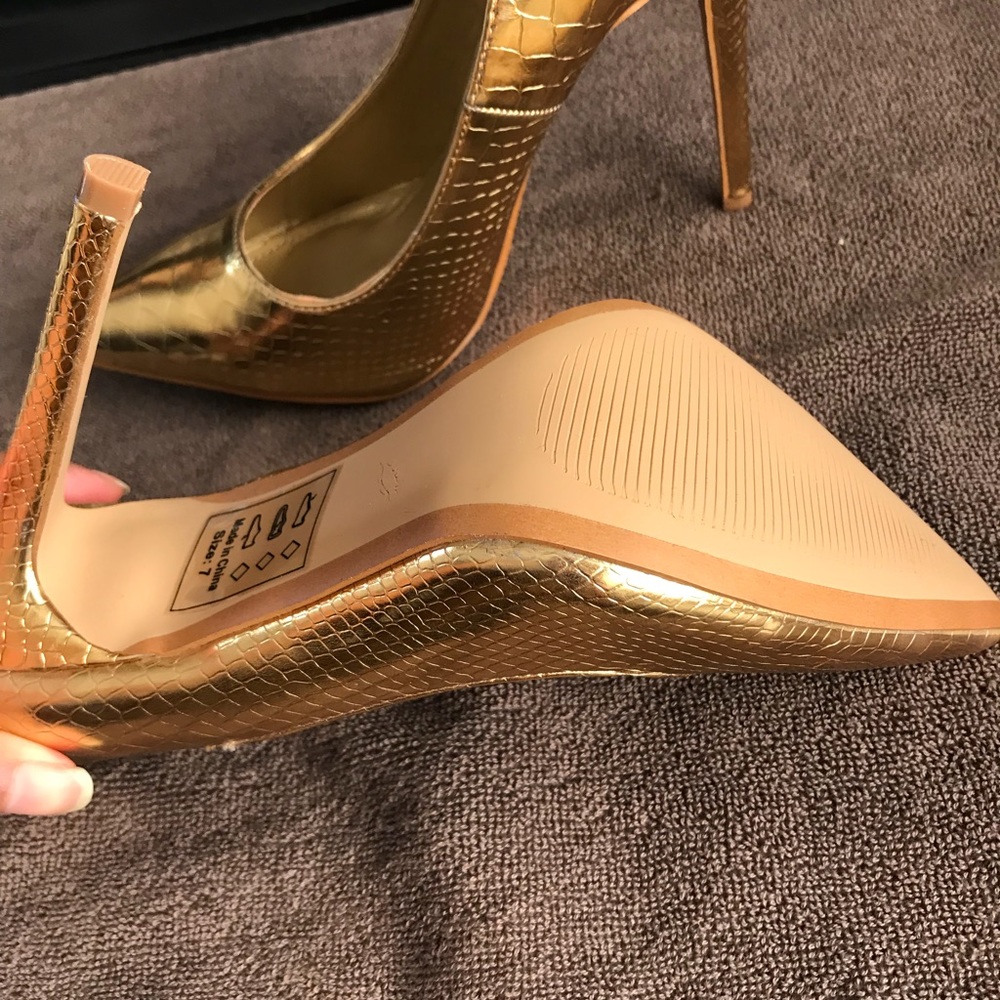 Gold patterned closed toe pump. - Picture 3 of 3